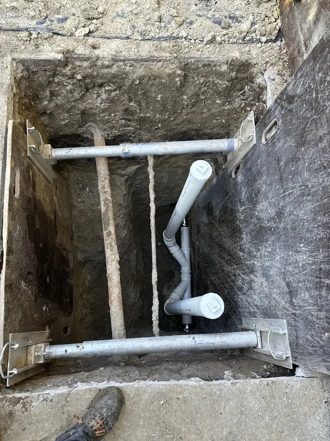 Experienced plumber completing Drain Cleaning work in Crestwood